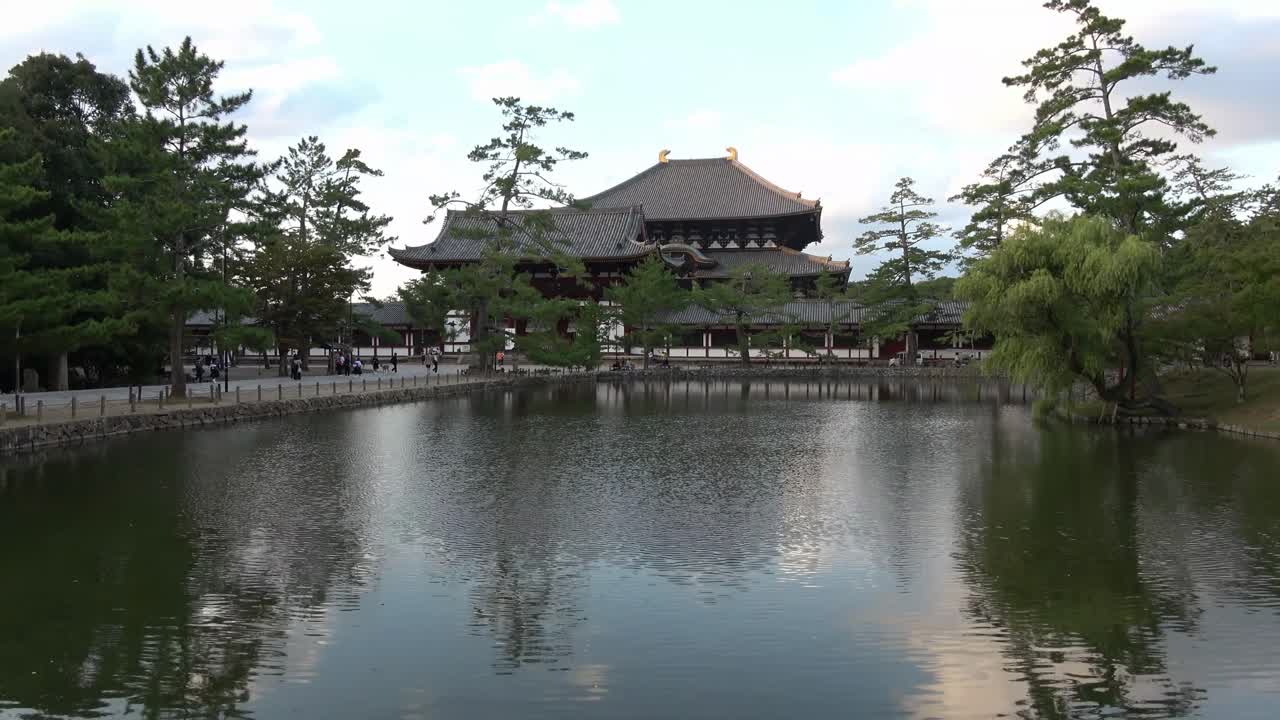 templo todaiji y estanque del parque nara - nara, japón