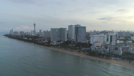 Sonnenaufgang-Am-Stadtstrand