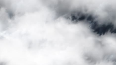 una tormenta que estaba ocurriendo detrás de las nubes blancas