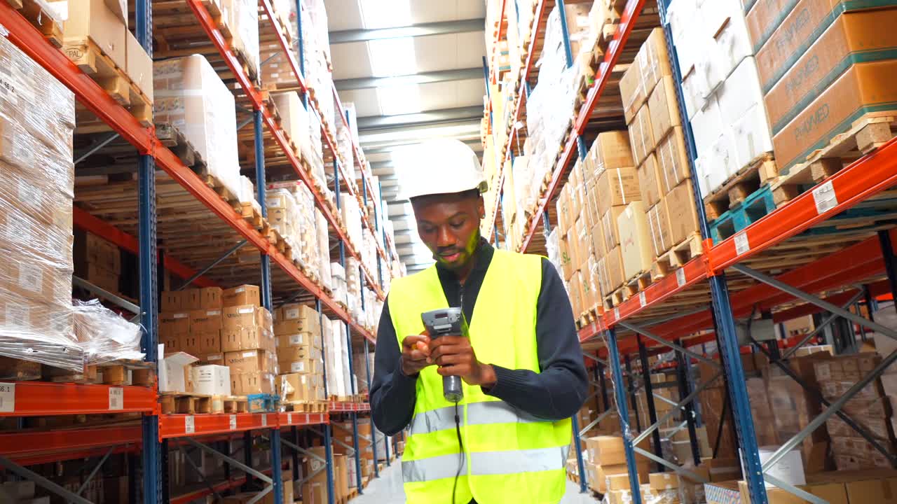 trabajador del almacén escaneando el inventario