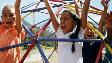 escolares felices jugando en el patio de recreo