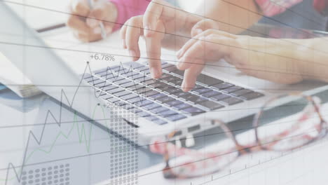 ecuaciones matemáticas sobre jóvenes trabajando en computadoras portátiles.