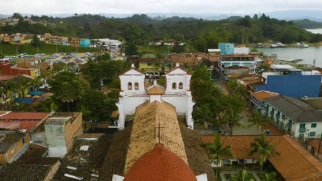 Antenne:-Drohne-Fliegt-über-Kirche-In-Guatape,-Kolumbien,-Um-Den-Hauptplatz-Zu-Enthüllen