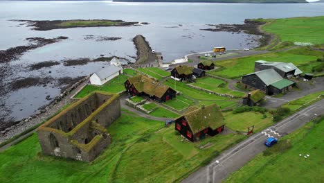 Pueblo-Verde-De-Kirkjubour-Con-Casas-De-Césped-Y-Ruinas-De-La-Catedral-Magnus-En-La-Costa-De-Streymoy,-Feroe