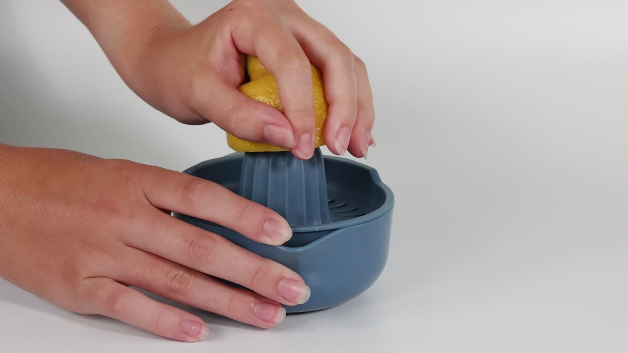 Demostración de exprimir limones y naranjas manualmente