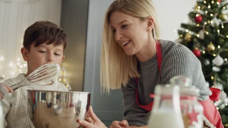 Video-Eines-Jungen,-Der-Beim-Backen-Zuckerpaste-Probiert