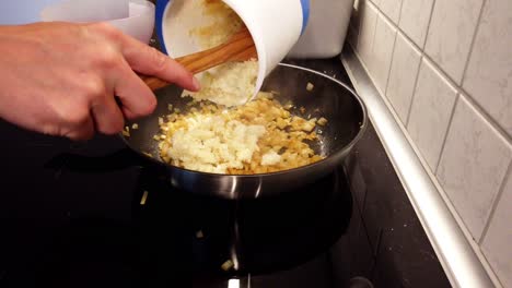 agregar coliflor procesada a una sartén con cebollas ya cocinadas en ella
