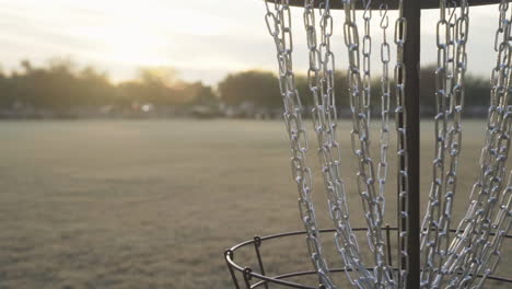 Frisbee-Azul-Entra-En-La-Canasta-De-Golf-De-Disco-Y-Se-Saca-De-Mi-Golfista-De-Disco