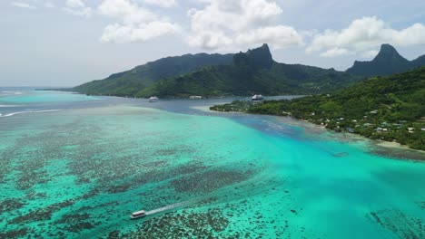 excursión en barco navegando por las aguas de coral de la isla de moorea