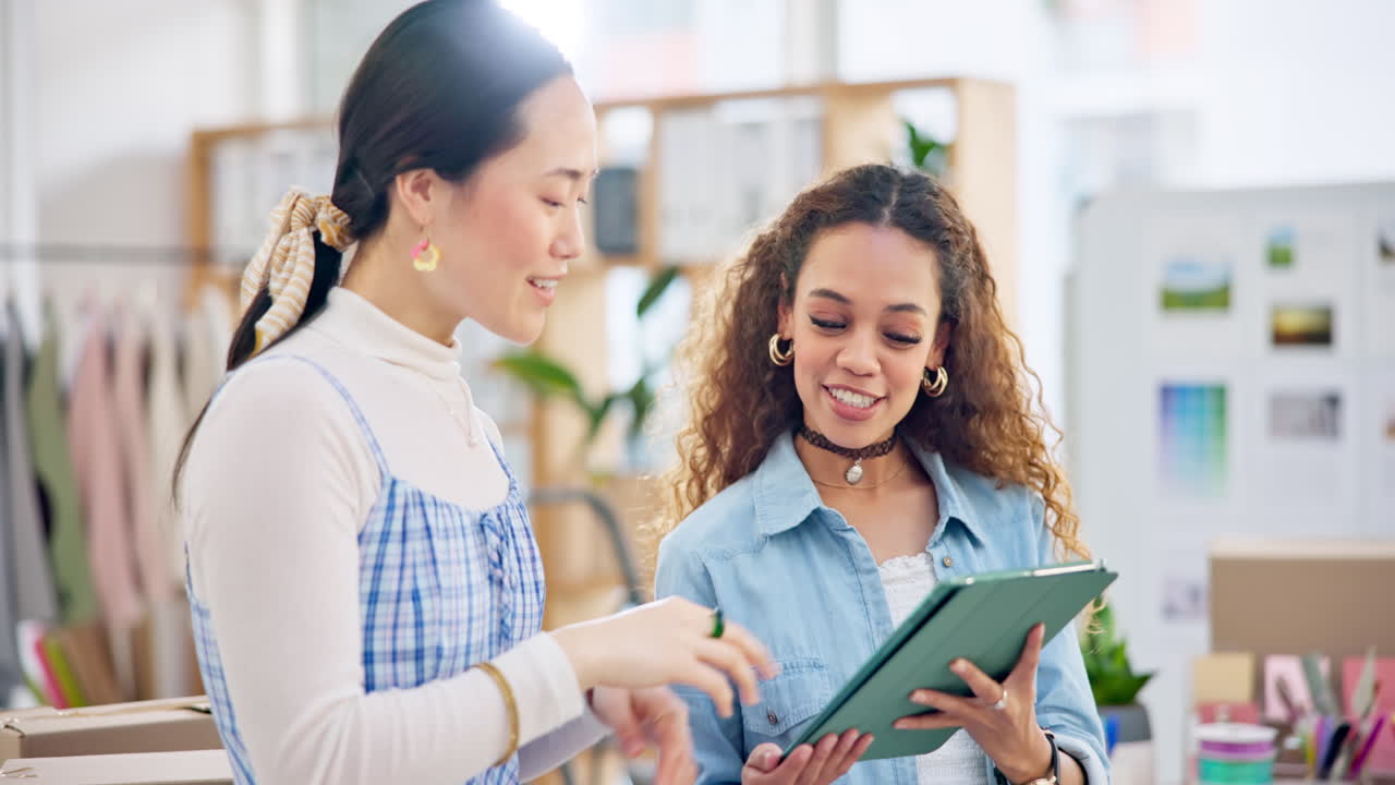 mujer, diseñadora de moda y tableta en reunión