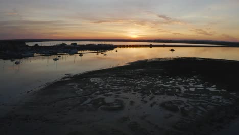 Una-Hermosa-Puesta-De-Sol-Sobre-El-Puerto-Deportivo-En-Un-Pequeño-Pueblo-Irlandés-Malahide