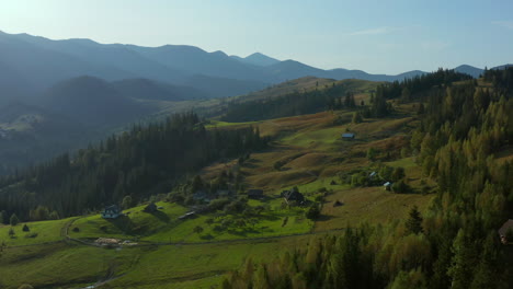 Einsame-Gebäude,-Blick-Auf-Das-Bergtal,-Schöne-Grüne-Felsgipfel,-Himmelshintergrund