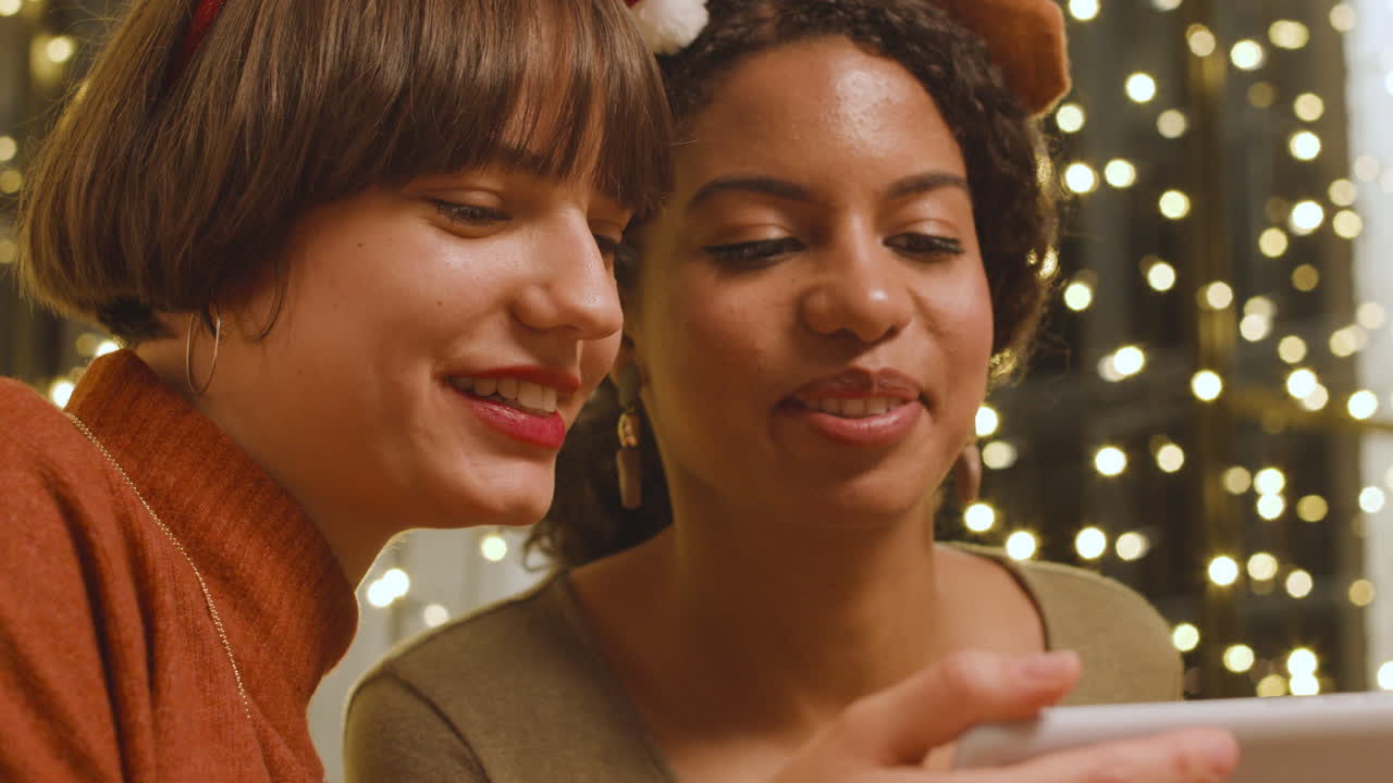 크리스마스 에 재미 를 느끼는 두 여자