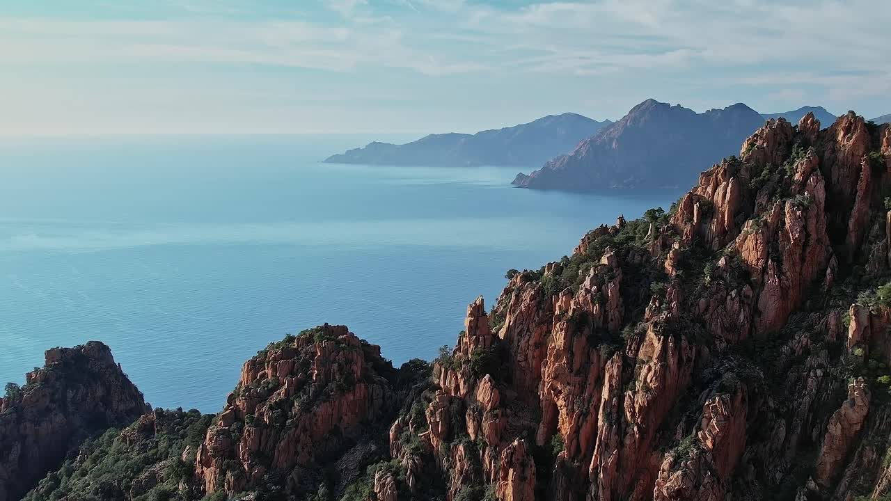 Vista panoramica della costa rocciosa in Corsica, Francia, durante il giorno