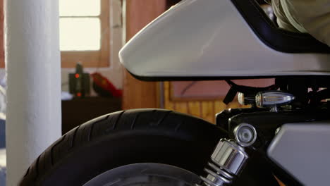 primer plano de una rueda de motocicleta y sistema de suspensión