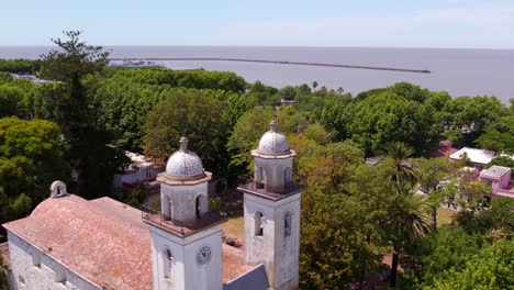 Vista-Aérea-Del-Carro-De-La-Basílica-Del-Santísimo-Sacramento-En-La-Colonia-Del-Sacramento-En-Uruguay-En-Un-Día-Soleado,-Cúpulas-Estructurales-De-La-Iglesia