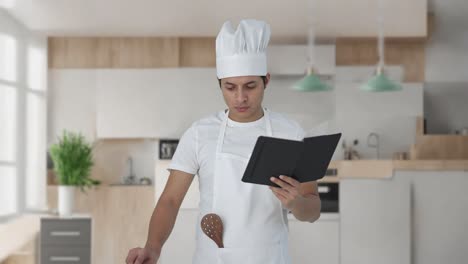 chef profesional indio haciendo comida