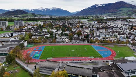 Schweizer-Outdoor-Sportzentrum,-Sportplatz-Drohne-Zoomt-Aus-Lachen,-Schweizer-Stadt