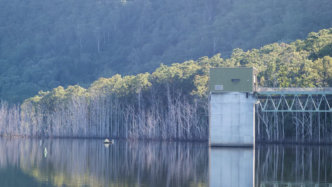 백그라운드에서 산과 거울 물 이른 아침에 호수