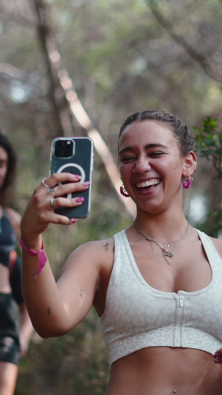 Donna che si fa un selfie nella foresta