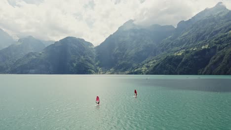 windsurf en un lago suizo