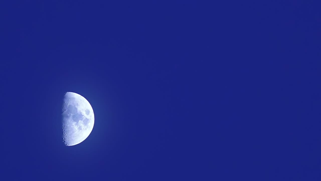 반달의 아름다운 경치