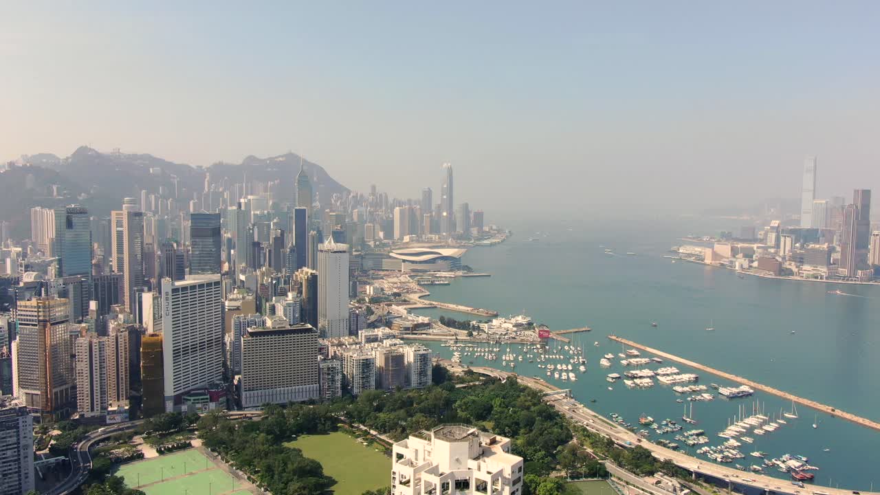 distrito exclusivo de wan chai de hong kong y rascacielos del puerto de victoria, vista aérea