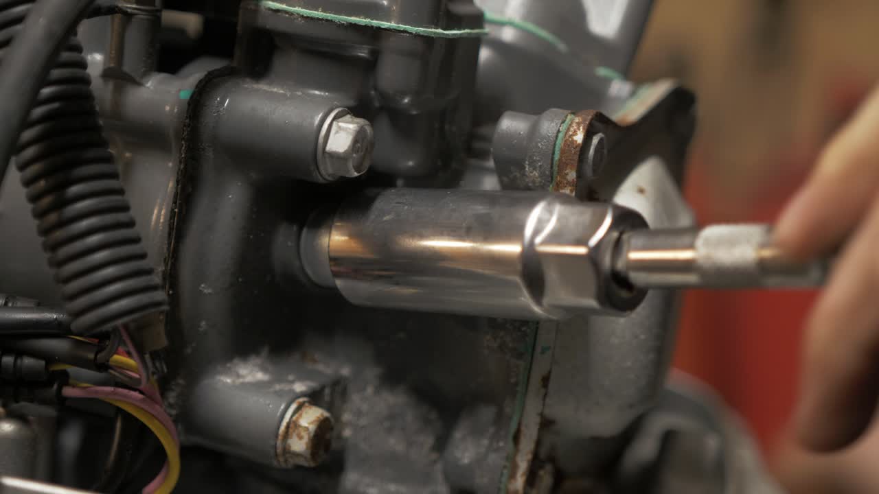 외부 엔진에서 점화 플러그 제거