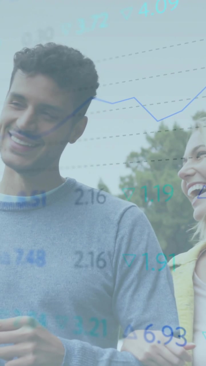 Vertikal video: Par går arm i arm, snakker med livlige gestus, mens et finansdiagram overlejrer deres ansigter.