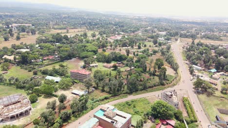 vista aérea de drones mercado al aire libre en la ciudad de loitokitok, kenia y monte kilimanjaro- pueblo rural de kenia