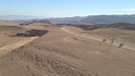 Imágenes-Aéreas-De-Un-Grupo-De-Ciclistas-Que-Recorren-Senderos-Para-Bicicletas-En-El-Desierto