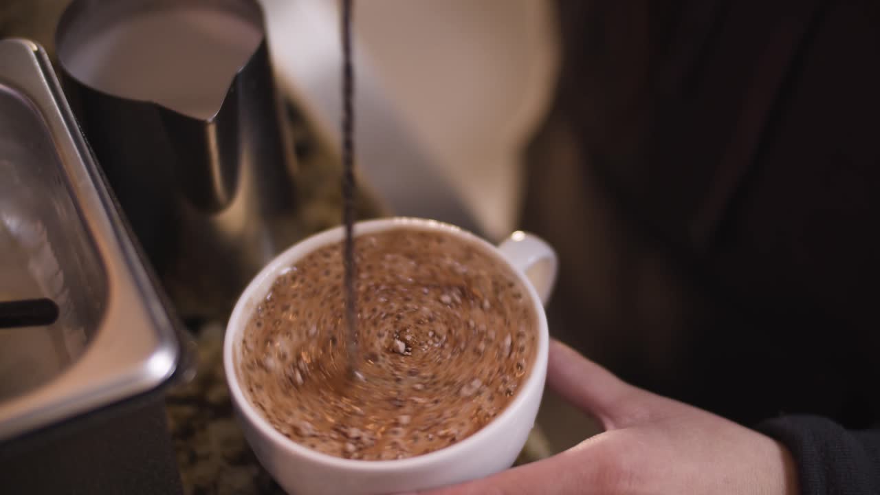 barista mezcla chocolate caliente con una cuchara