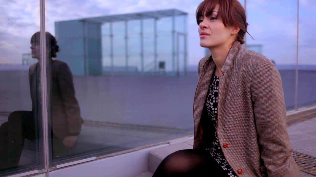 молодая женщина на улице 12