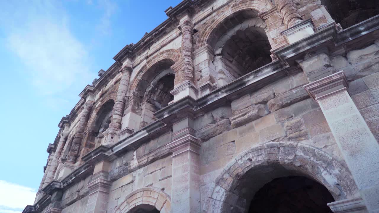 화창한 날에 로마 건축의 관광지인 프랑스 남부의 로마 경기장 벽을 찾아보세요