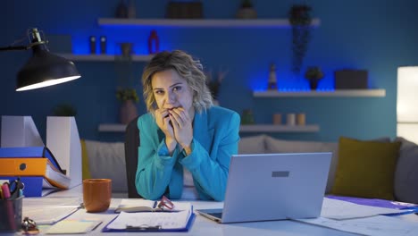 Mujer-Trabajadora-De-Oficina-En-Casa-Mirando-La-Cámara-Con-Miedo-Y-Duda.