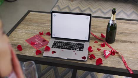 mujer caucásica con champán haciendo una videollamada del día de san valentín en una computadora portátil, copia el espacio en la pantalla