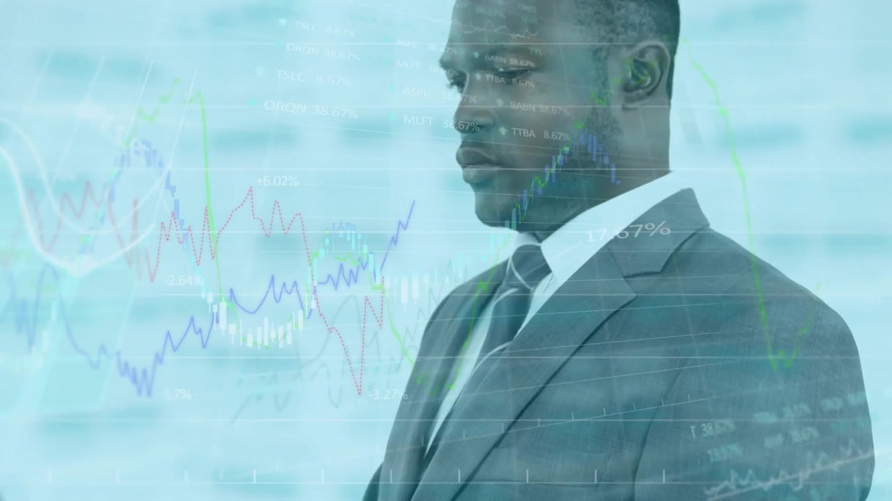 Forretningsmand arbejder på laptop med finansiel dataoverlejring
