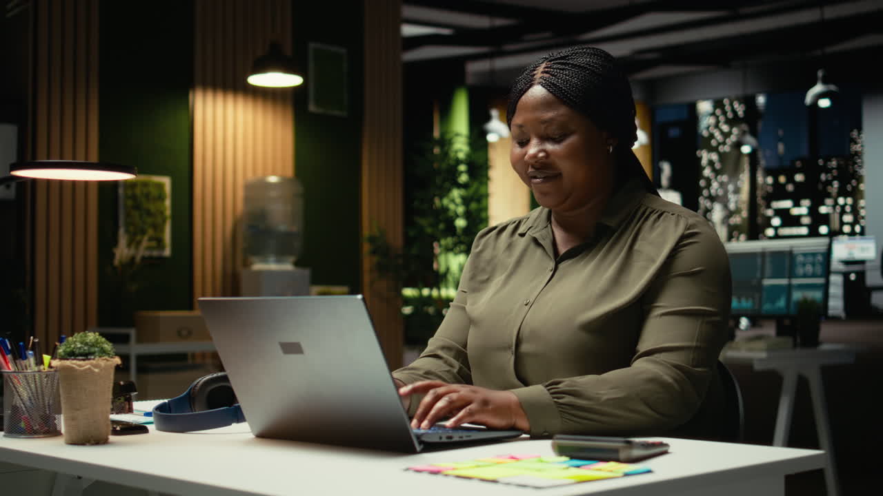 Black female advisor extracting insights and managing information