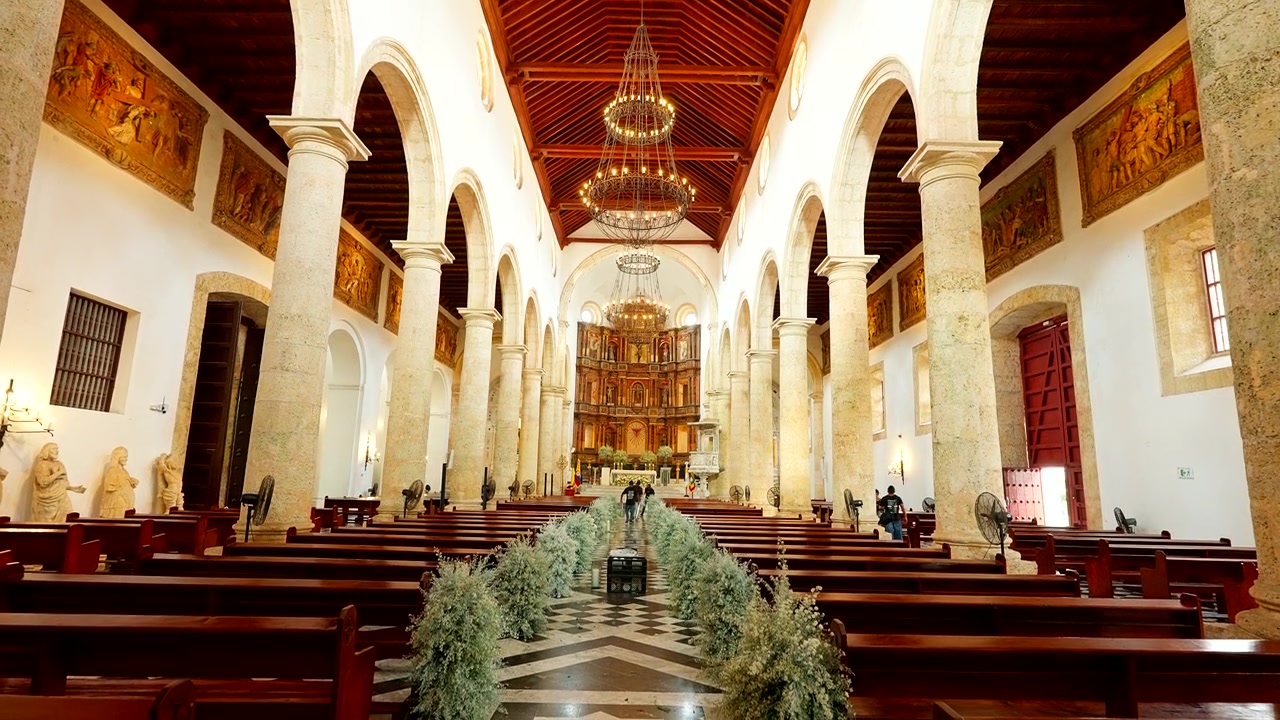 Interno della Cattedrale di Santa Catalina a Cartagena con altare ornato e archi, inquadratura simmetrica con inclinazione media verso il basso