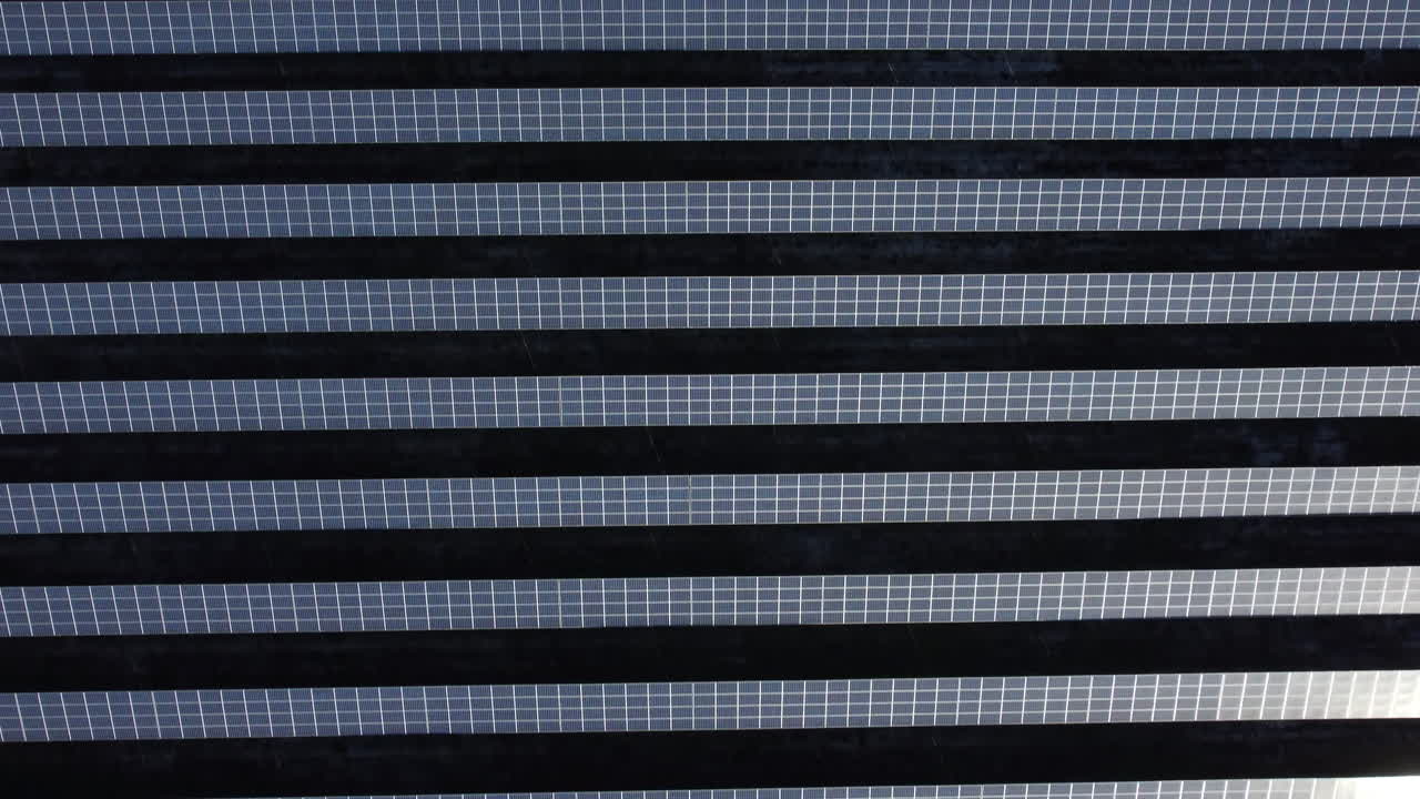 vista superior de los paneles solares que generan electricidad a partir de la luz solar