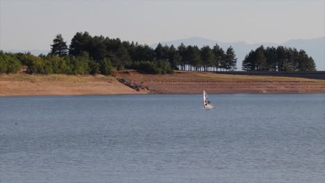 Windsurfen-In-Einem-Blauen-See.-Person-Surfer-Surfen