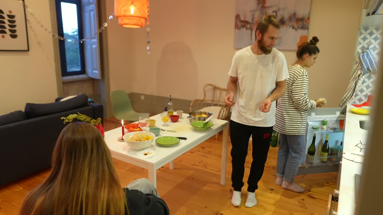 pareja cocinando juntos en una cocina acogedora