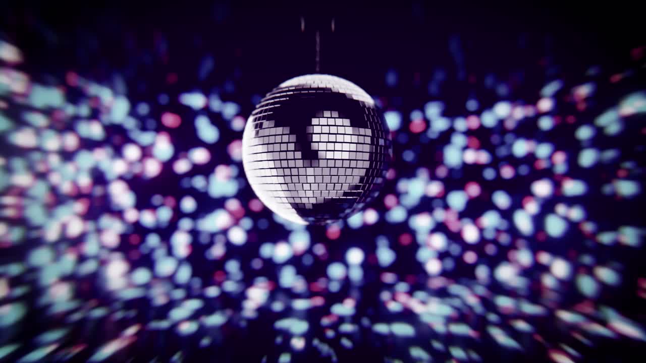 Palla da discoteca lucida che riflette luci bokeh colorate