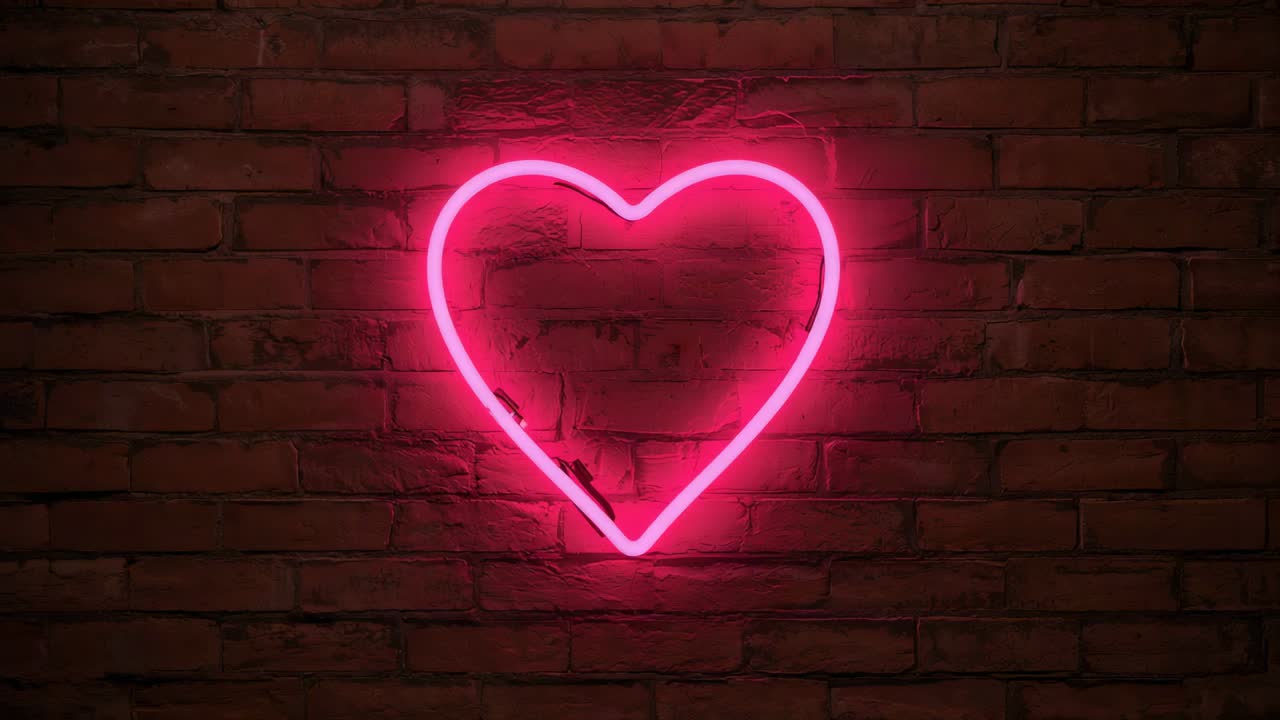 Ottenere energia, insegna al neon rosa a forma di cuore che pulsa su parete di mattoni rossi nel salotto, che mostra clip, cavo