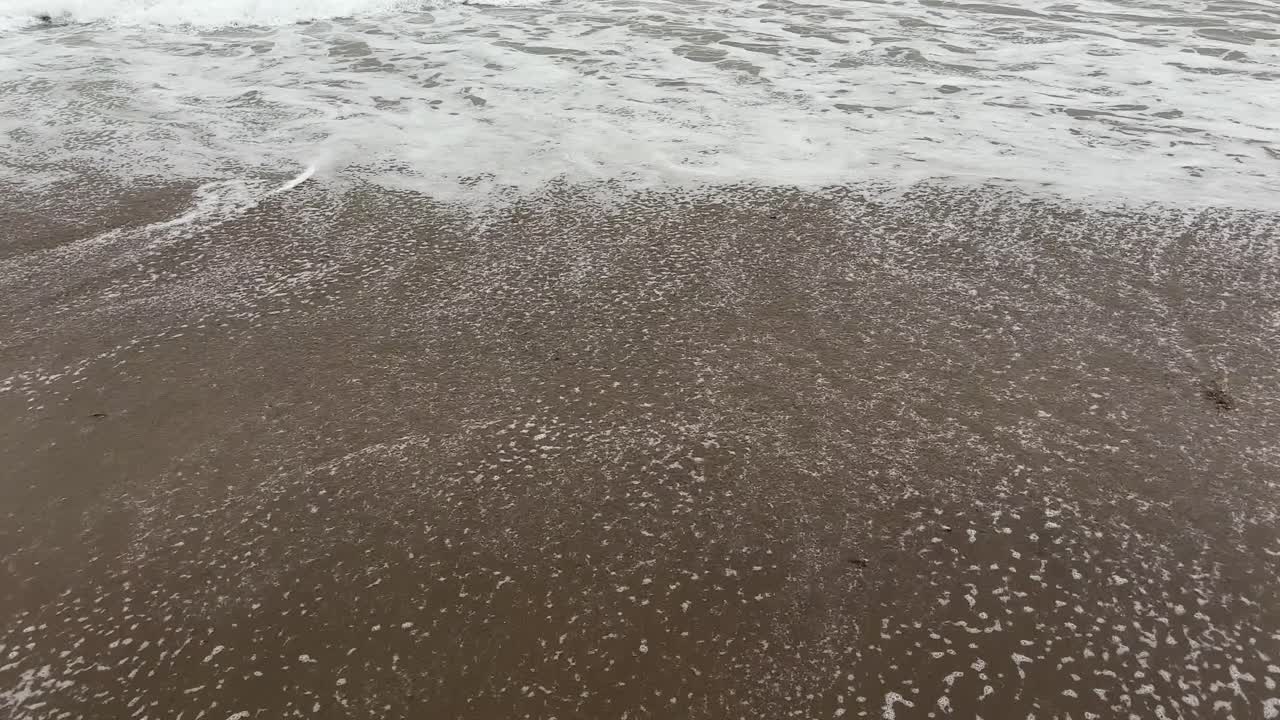 조용한 해변에서 오는 파도