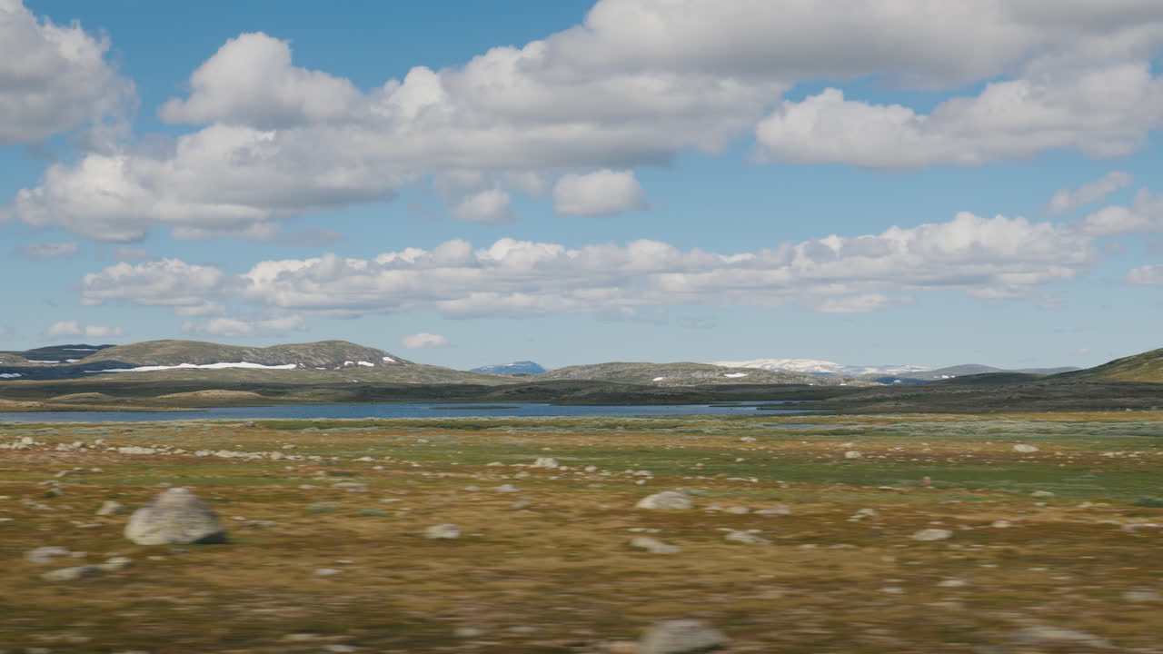노르웨이의 유명한 하르당에르비다 고원을 따라 드라이브 스칸디나비의 아름답고 가혹한 자연