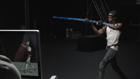 Mocap-Mann-Im-Motion-Capture-Anzug-Im-Studio,-Der-Bo-Stab-Schwertkampf-Kampfsportschauspieler-Im-Mo-Cap-Anzug-Für-3D-Charakteranimation-Für-Die-Virtual-Reality-Gaming-Industrie-Aufführt