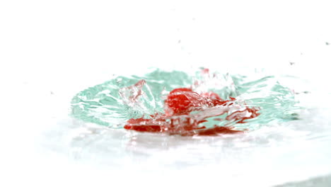 frambuesas que caen en el agua