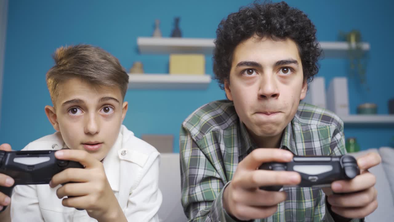 el hermano menor se está burlando de su hermano mayor en el juego.