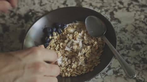 Agregando-Fresas-Frescas-Rebanadas-A-Los-Cereales